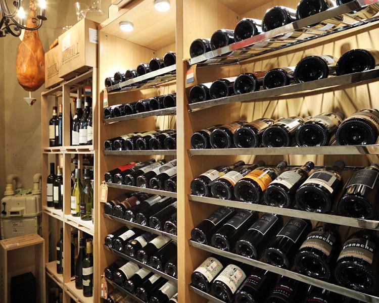 店内のワインセラーに常備する銘柄は、圧巻の130種類！その中からお客様のお好みに合わせた一杯をソムリエが提案いたします。ワインのことならなんでもお任せください♪