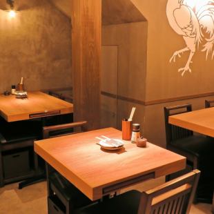 The table seats for two people are welcome when you want to drink with a couple or friends ♪ Of course, one person is also welcome!