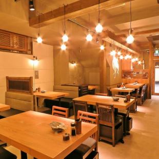 The interior is warm and stylish with bare lighting.In a cozy space, you may forget the time and stay longer ♪