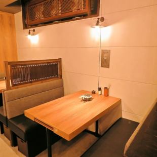 Semi-private room-style seats that can be used calmly on a 4-seat sofa ◎ Enjoy a relaxing meal and conversation.