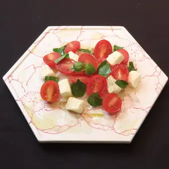 トマトとクリームチーズの生バジルサラダ