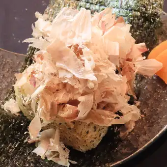 【イチオシ】松魚村平(しょうぎょむらへい)のかつおぶし焼おにぎり