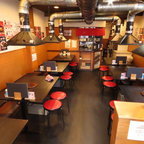 【貸し切りも承ります◎】最小20人から最大28人まで貸切も承ります！当店では4名テーブル７席ご用意しており、広々とした空間で、ゆったりとおくつろぎいただけます♪木目調を基調とした店内と暖かい照明が、落ち着いた雰囲気を醸し出し、会話を楽しみながらお料理をご堪能いただけます！ぜひ一度お問い合わせください♪