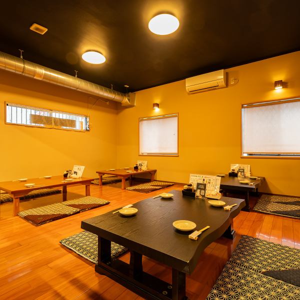 温かみのある照明と木の質感が心地よい、落ち着いた和モダン空間。座敷席でゆったりとくつろぎながら、会話も弾む居心地の良い雰囲気です。