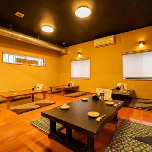<p>温かみのある照明と木の質感が心地よい、落ち着いた和モダン空間。座敷席でゆったりとくつろぎながら、会話も弾む居心地の良い雰囲気です。</p>