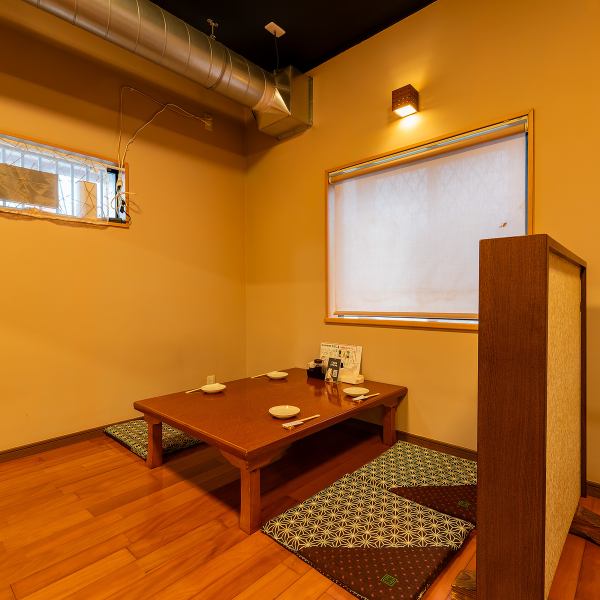 少人数から団体まで対応できる座敷席は、和やかな雰囲気で宴会にも最適。足を伸ばしてくつろげる空間で、ゆっくりと食事と会話を満喫できます。