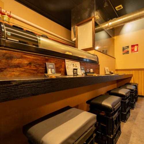 <p>職人の手仕事を間近に感じられるカウンター席は、臨場感あふれる特等席。おひとり様でも気軽に立ち寄れ、料理の香りや音を楽しめます。</p>