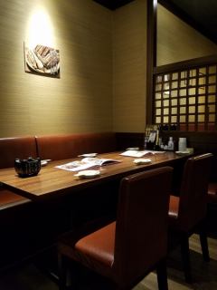 照片是6人桌。當天建議您使用桌席，悠閒地享用荒尾店的招牌菜。享用最精緻的日本料理，包括我們著名的冰雞肉和鍋中新鮮煮熟的米飯。最適合在荒尾舉辦派對（荒尾、居酒屋、烤雞肉串、無限暢飲、便宜、居酒屋派對）