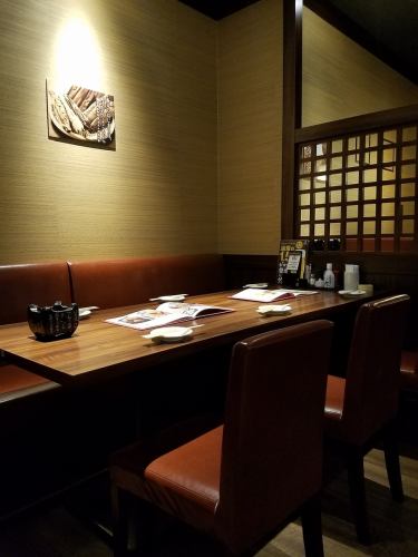 照片是6人桌。當天建議您使用桌席，悠閒地享用荒尾店的招牌菜。享用最精緻的日本料理，包括我們著名的冰雞肉和鍋中新鮮煮熟的米飯。最適合在荒尾舉辦派對（荒尾、居酒屋、烤雞肉串、無限暢飲、便宜、居酒屋派對）