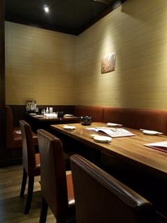 荒尾店以內部裝潢為傲，讓人想起古老的日本房屋。我們提供各種座位選擇，包括配有下沉式被爐桌的私人房間、配有桌子的私人房間和櫃檯座位。也推薦午餐派對！最適合在荒尾舉辦包場宴會（荒尾、居酒屋、包廂、烤雞肉串、無限暢飲、便宜、居酒屋宴會、3小時無限暢飲）※圖片為姊妹店