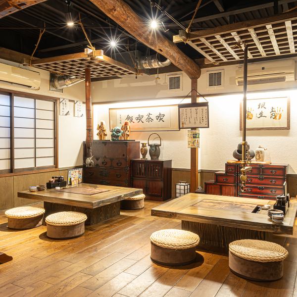 【貸切も可能◎要相談！】カウンター席は5席、座敷席は4名様掛け×7卓あり、お一人様でのご飲食から、友人、恋人同士、ご家族でのご飲食など、さまざまなシーンでご利用いただけます。心地よい空間で、肩ひじ張らずに過ごせるのが魅力です。