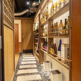 カウンター席は全部で5席ございます。お一人様でゆっくりご飲食いただくのにぴったりのお席となっております。