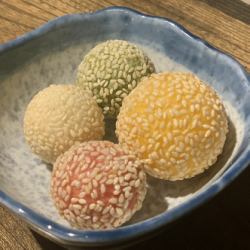 4種の味の胡麻団子
