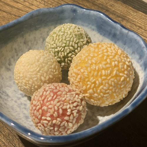 4種の味の胡麻団子