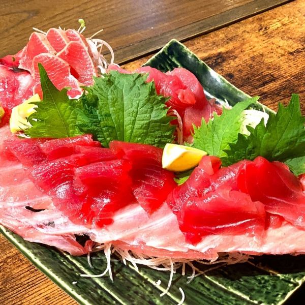 【豪快な姿に驚き！】中骨に乗ったまぐろ！≪天然生まぐろ盛り合わせ 中骨に乗せて4500≫円(税込)