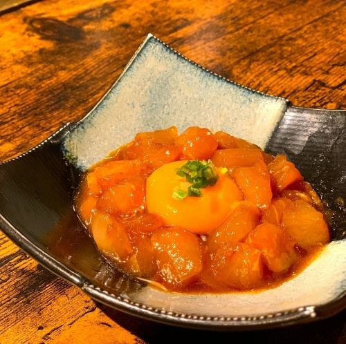 【とろとろ♪】まぐろと言えばまずはこれ！≪天然もちびんまぐろのユッケ≫980円(税込)