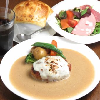 [A set that comes with the popular mushroom soup pie wrap ♪ 2,860 yen (tax included)]