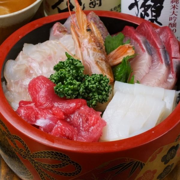 【大人気！当店の自信メニュー】の産地直買いの海鮮丼!!