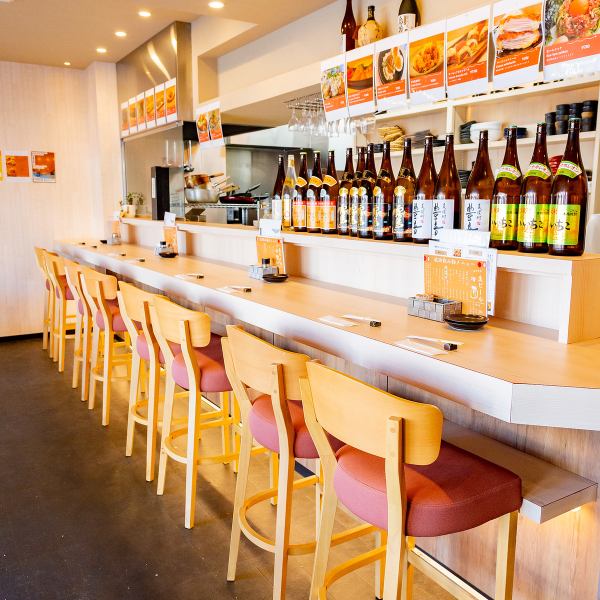 カウンター席はお一人様からご利用可能です！仕事帰りの飲み会や女子同士のサク飲みでにも最適です！おひとり様でのご来店も大歓迎！お酒のおつまみにぴったりのお料理をご用意しておりますので、お気軽にご相談ください！
