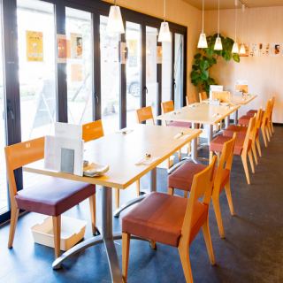 2名席は、2人掛けのテーブルが2卓。少人数の宴会から、大規模な飲み会まで幅広くご利用いただけます。