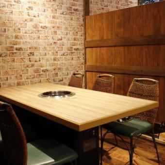 How about relaxing and enjoying yakiniku in the box seats with partitions?Whether it's a company drinking party, entertainment, a meal with friends, or a date, we'll guide you through the seats according to your occasion!