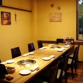 A private room that can accommodate up to 12 people.It's easy to move between seats♪The private space just for you is perfect for company banquets and gatherings with friends!
