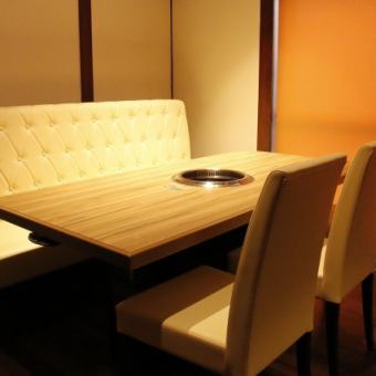 一側的沙發座位是餐桌座位，您可以在此放鬆身心並享用美味佳餚。備有各種桌席♪根據人數引導您選擇最佳座位！請在安靜的空間中度過輕鬆而奢華的時光。