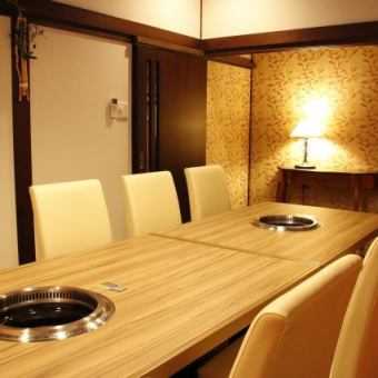 A private room that can accommodate up to 10 people.It's easy to move between seats♪ Our own private space is perfect for company banquets and gatherings with friends!Forget the time and enjoy cooking, drinking and chatting.