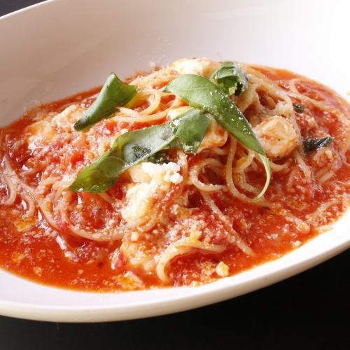 Caprese spaghetti with mozzarella and tomato sauce