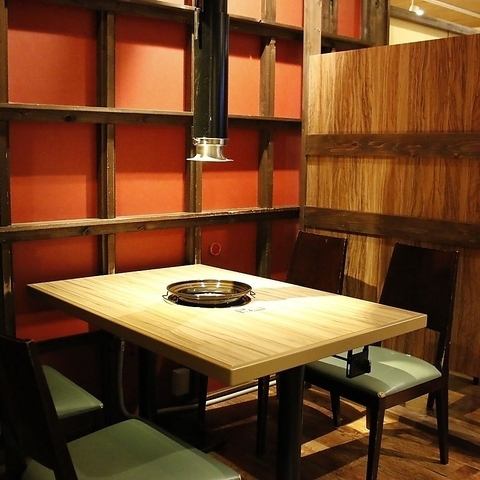 The spacious table seats that can accommodate 4 people are perfect for small group meals such as family gatherings or gatherings with friends. Customers with small children can enjoy their meals slowly without worrying about prying eyes.Please enjoy your time with delicious yakiniku♪