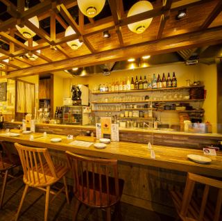 目の前での調理を楽しみながらお食事ができるカウンター席♪