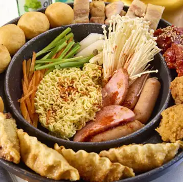 【人気メニュー全部入り！ヤンニョムチキン＆チーズボール入り贅沢チゲラーメン】
