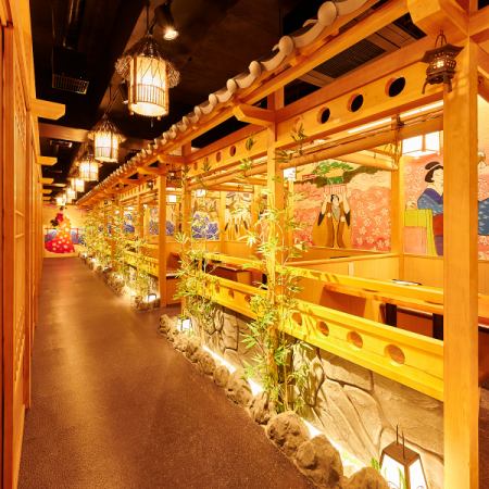 すだれを下ろしてゆったり半個室。壁面に日本の街並みを再現しました。10名様～40名様まで町屋席でご宴会をご用意しました。各種飲み放題付きのご宴会プランでゆったりご宴会もお楽しみいただけます。【せいろ蒸しと創作和牛 個室 隠居亭 新宿西口本店】