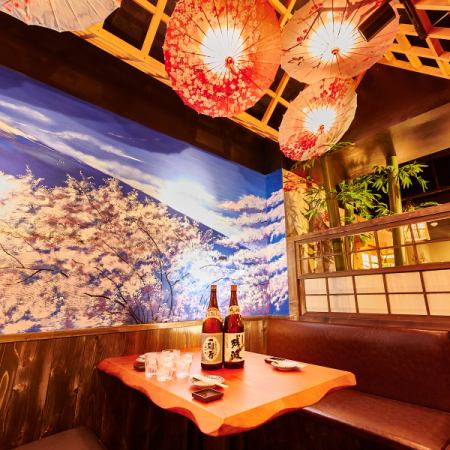 富士山も眺めることができる隠れた人気があるテーブル席です。京庭園を再現した雰囲気抜群のお席でくつろぎながらお食事をお楽しみください。【せいろ蒸しと創作和牛 個室 隠居亭 新宿西口本店】