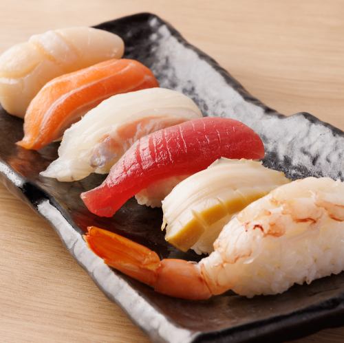 在一家格調高雅的成人海鮮酒吧，您可以品嚐到最精緻的壽司。