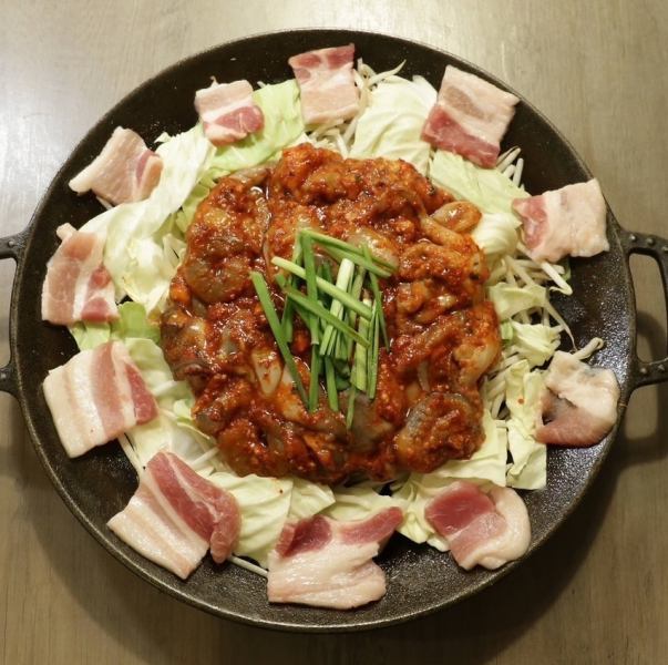 【バラエティに富んだ食材を韓国の定番激辛鍋】チュクミ2人前4800円(税込)