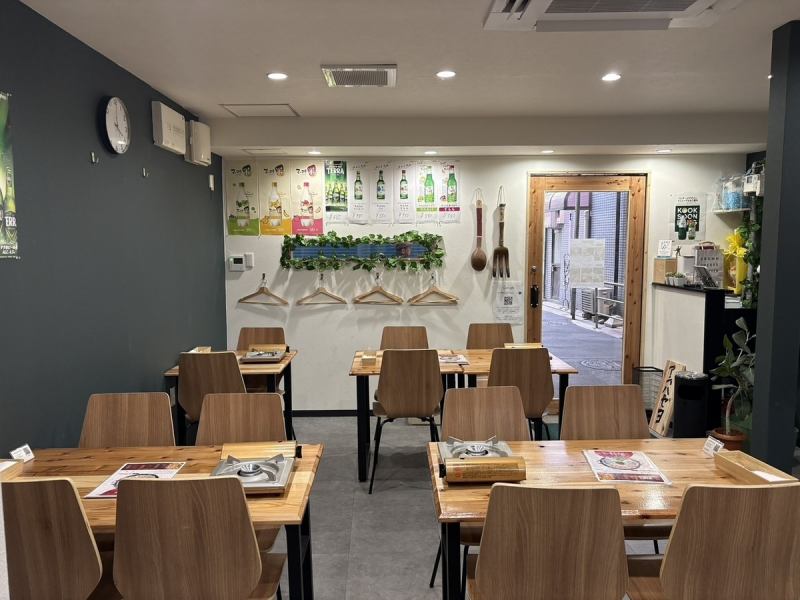 【1Fカウンターや2名席あり♪】明るく居心地の良い店内には、カウンター席4つ、2名テーブル3つ、4名テーブル3つを完備しており、デートやおひとり様はもちろん、ご家族連れにも最適な空間を提供しています。ナッコプセをはじめとした本格的な韓国料理を、ご気軽にお楽しみいただけます。ご予約はお早めに！