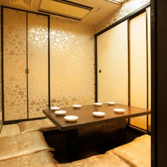 少人数でもご利用いただける個室席。接待や会食などの大切なシーンにもおすすめです。