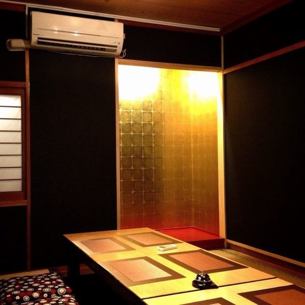 掘りごたつ完全個室「金の間」。落ち着いた和風の個室です。金箔と朱の床の間が高級感を漂わせる落ち着いたお部屋で、3・4名様でご接待などにもおすすめ。個室ご希望の場合は店舗までお申し付けください。