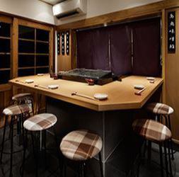 木のぬくもりが感じられる店内は、どこか懐かしい雰囲気で居心地抜群。カウンター席もございます。会社帰りにおひとりでのご来店や、ご友人との飲み会にもピッタリです！お寿司をご堪能下さい。少人数やおひとり様でのご利用目の前にならんだ厳選素材を眺めながら、職人の技をご堪能ください。忘年会にもご利用ください。