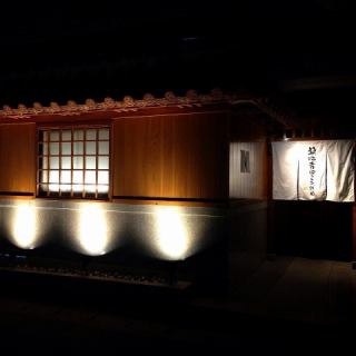 「築地青空三代目 沖縄那覇店」では貸切も承ります。条件や詳細に関しては店舗にご相談ください。板前さんが握るお寿司や旬の食材を使ったお料理をお楽しみください。笑顔溢れるきさくな板前さんと、会話もはずみそう♪忘年会の活用に◎