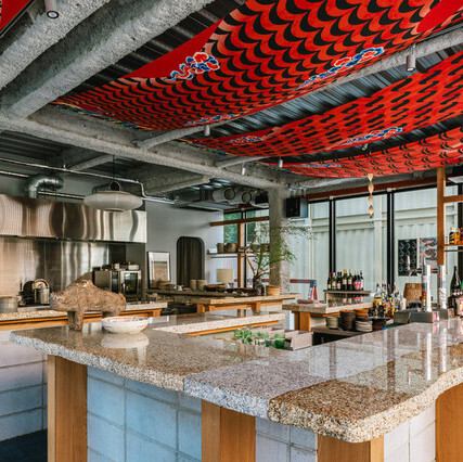 二甲立食店は、立ち飲みの枠を超えた“体験型の料理空間”です。料理、空間、サービスすべてに当店のこだわりが詰まっており、グルメで食通な方も満足できること間違いなしです◎