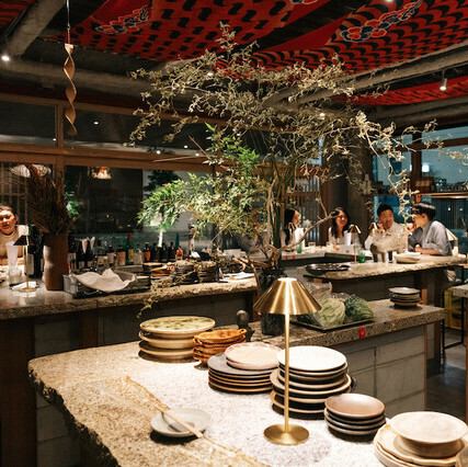 阿波座エリアで特別な一杯と一皿を心ゆくまでお楽しみになりたいなら、ぜひ当店へお越しください。落ち着いた空間で、洗練されていながらも気取りのない、ちょうど良い粋な料理をご提供いたします。