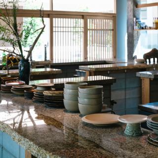 全席カウンターのお席になります。椅子席18席 (ご予約のお客様は椅子のお席でご用意致します)一部立ち飲みでご利用いただけるお席もございます。　