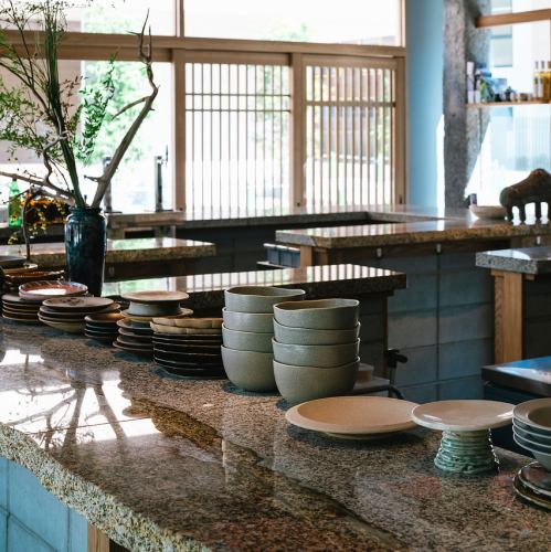 全席カウンターのお席になります。椅子席18席 (ご予約のお客様は椅子のお席でご用意致します)一部立ち飲みでご利用いただけるお席もございます。　