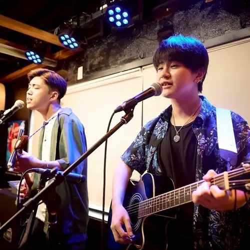 Cheers to a live Okinawan folk song performance!