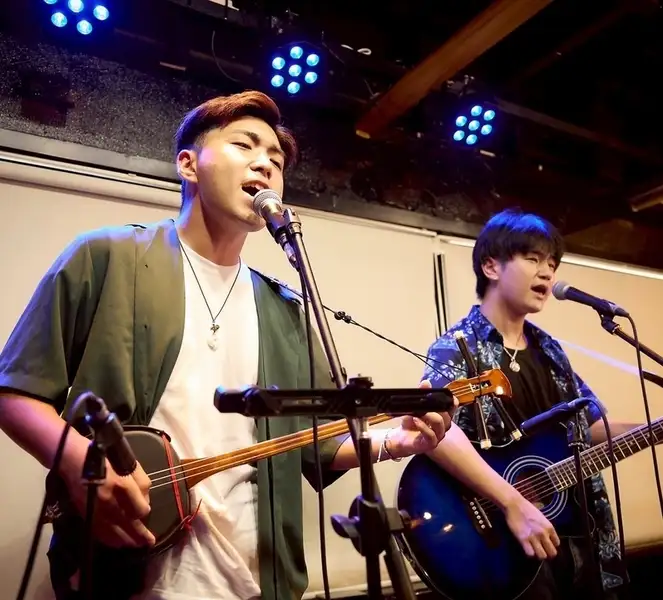 毎日開催！迫力の島唄ライブを間近で楽しめます♪沖縄ならではの音楽に耳を傾けながら、美味しい沖縄料理とお酒を満喫！観光でお越しの方はもちろん、地元の方にも楽しんでいただける、笑顔と活気あふれるひとときをお届けします。三線の音色と島唄に包まれながら、沖縄の夜を存分にお楽しみください♪
