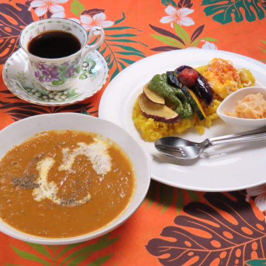 音楽と料理が融合した空間でカンボジア産コーヒーやスパイシーカレーが楽しめる♪