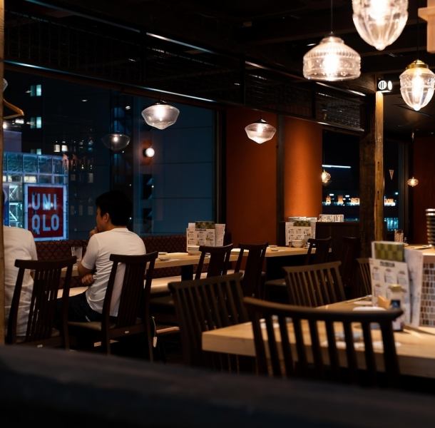 The floor with counter seats and table seats is a spacious open kitchen.It is a blissful time to wait for the food that is brought to you while savoring delicious sake in a special seat where the grill is right in front of you.If you want to enjoy a lively atmosphere where you can enjoy conversation with the staff, then the counter is the place for you!