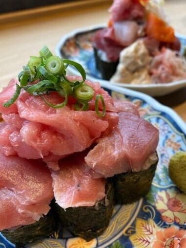 【酒のアテから食事まで！】様々な新鮮な鮮魚を使った当店自慢のあて巻き寿司！